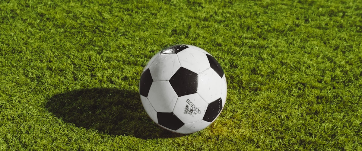 足球比赛现场高清直播画面，球员正在激烈拼抢